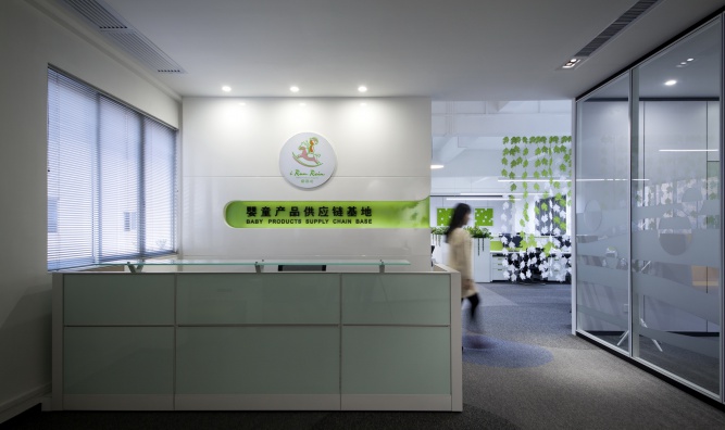 嬰童產(chǎn)品辦公空間前臺設計效果圖