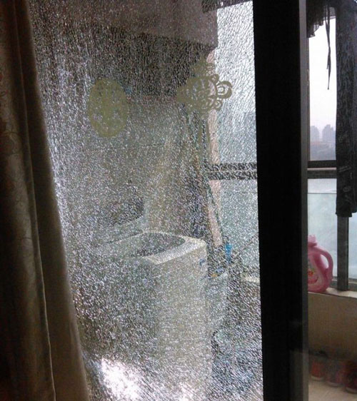 家里鋼化玻璃自爆了，應(yīng)該怎么處理